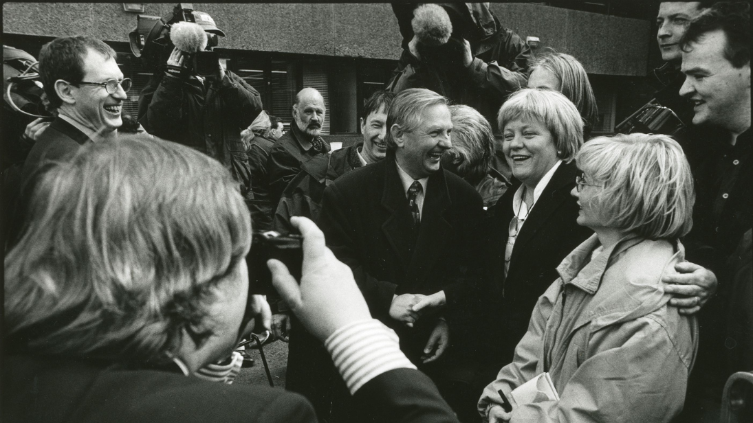 Black and white photo of Mo Mowlam, NI Secretary of State, following the signing of the Good Friday Agreement Belfast 1998 