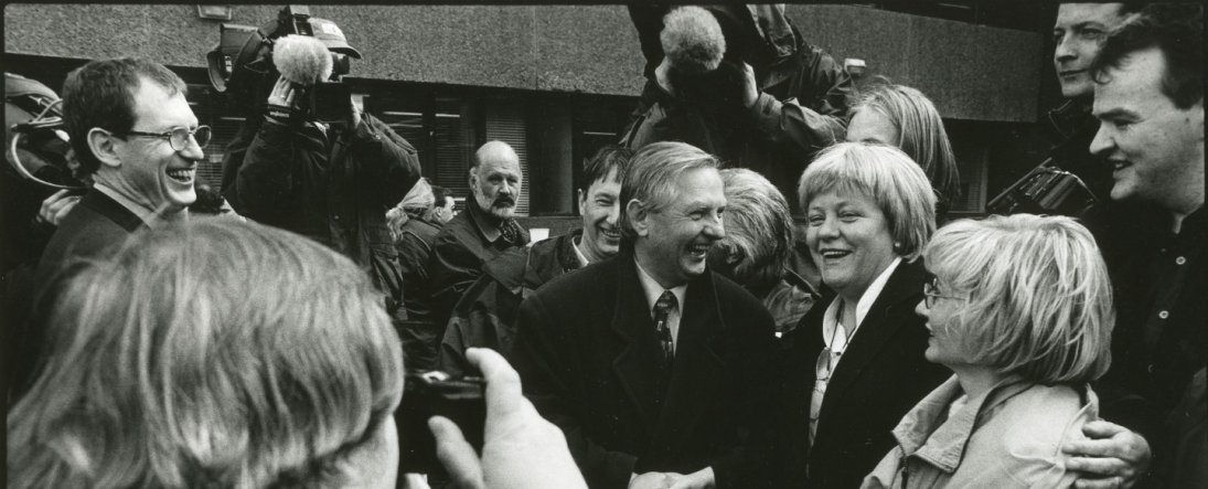 Black and white photo of Mo Mowlam, NI Secretary of State, following the signing of the Good Friday Agreement Belfast 1998 