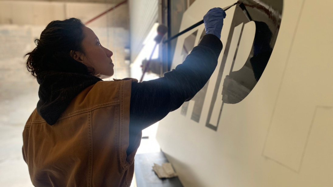 Signwriter, Joana Mune,  a brunette woman