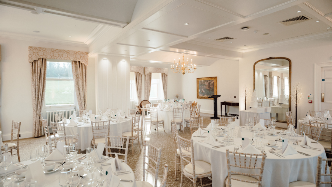 White table cloths on round tables