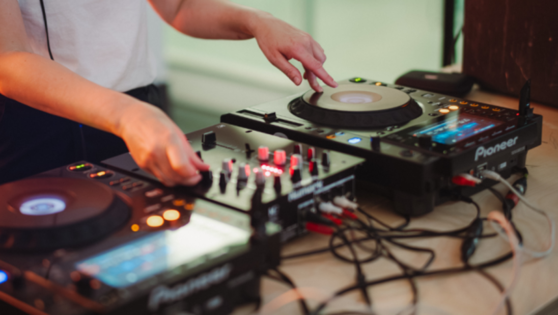UM Late DJ Marion Hawkes 1920x1080 
