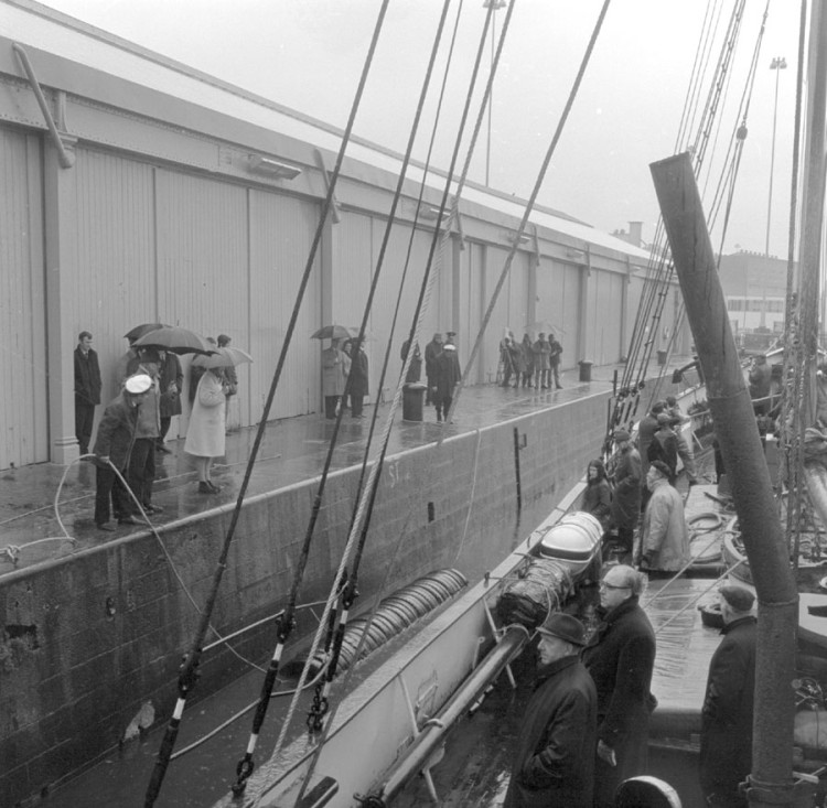 Black and white photograph of the Result arriving at Donegal Quay in the rain