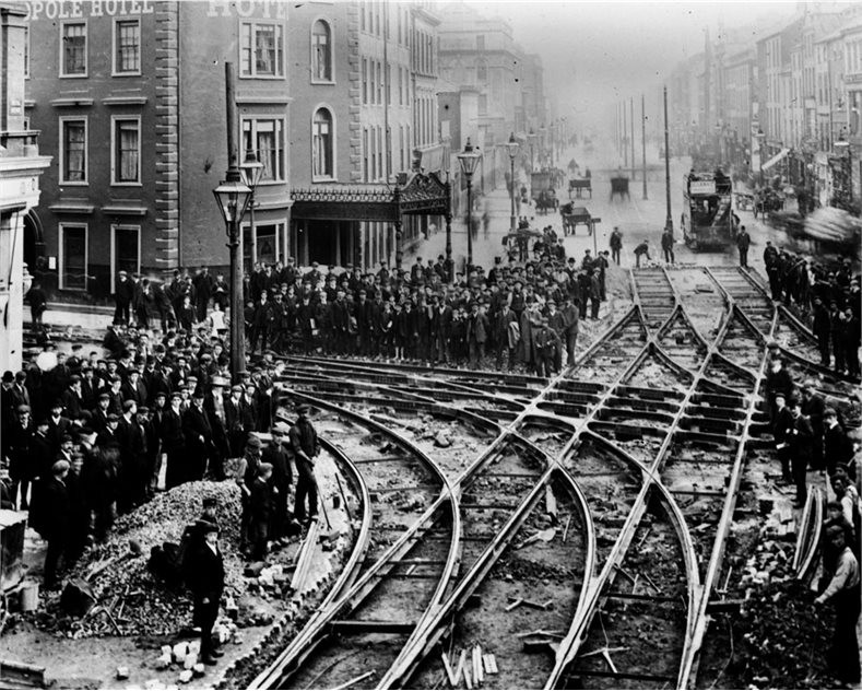 Laying tramlines for the electric tramway