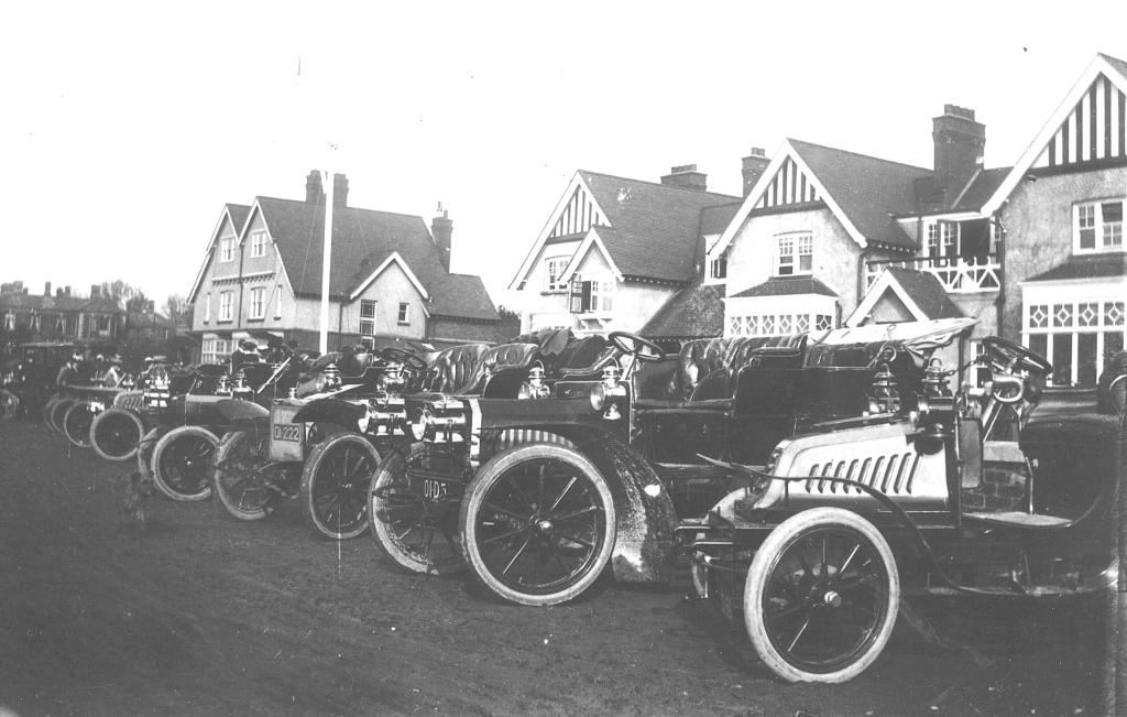 Cultra - cars lined up 1907