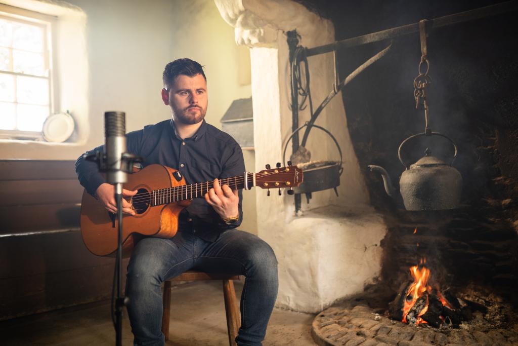 Niall Hanna Folk Park Live