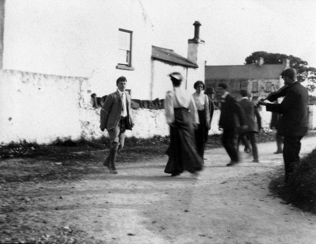 Crossroads dancing, Glens of Antrim, 1906. BELUM.Y10060